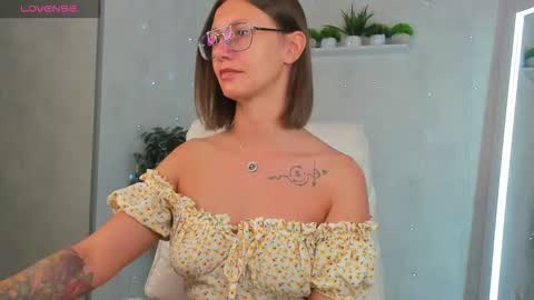 Snapshot of denise_halle chatting on 09-12-25, 12:11 Elina online show from 09-12-25, 12:11