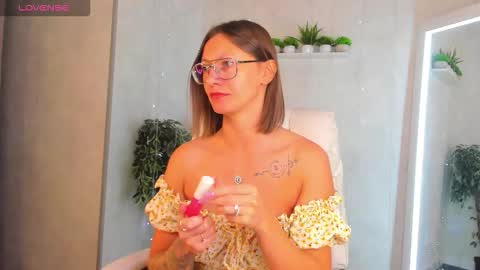 Snapshot of denise_halle chatting on 09-15-25, 12:10 Elina online show from 09-15-25, 12:10