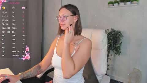 Snapshot of denise_halle chatting on 10-07-25, 01:14 Elina online show from 10-07-25, 01:14