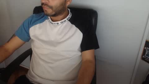 Snapshot of derrik_ chatting on 11-17-25, 12:44 online show from 11-17-25, 12:44