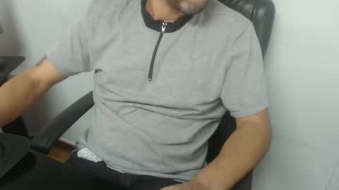 Snapshot of derrik_ chatting on 12-18-25, 12:44 online show from 12-18-25, 12:44