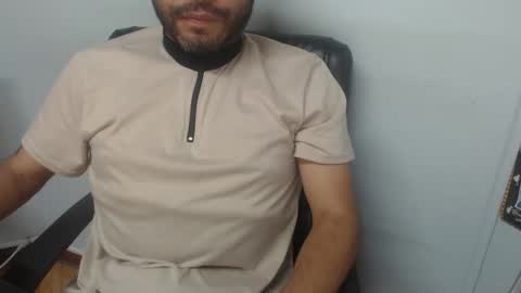 Snapshot of derrik_ chatting on 01-06-26, 01:04 online show from 01-06-26, 01:04