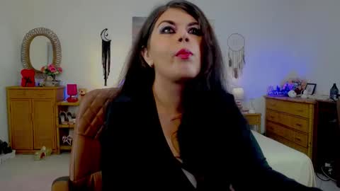 Snapshot of desirehellen chatting on 05-19-26, 08:42 HellenMoon online show from 05-19-26, 08:42