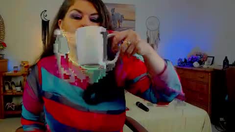Snapshot of desirehellen chatting on 06-04-26, 08:31 HellenMoon online show from 06-04-26, 08:31