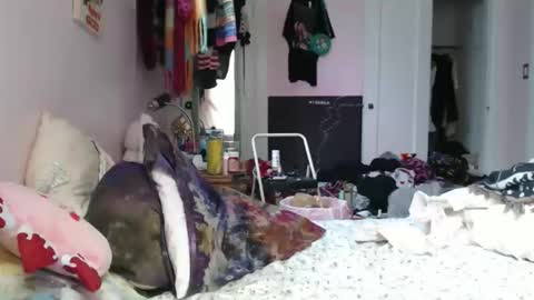 Snapshot of devilg1rl chatting on 05-03-26, 06:58 poutyangel online show from 05-03-26, 06:58