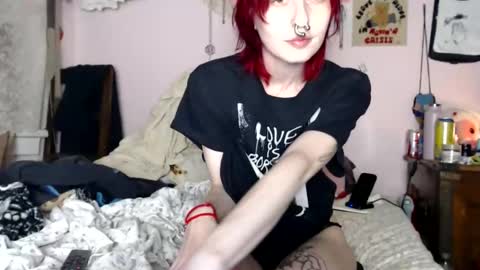 Snapshot of devilg1rl chatting on 05-29-26, 06:22 poutyangel online show from 05-29-26, 06:22