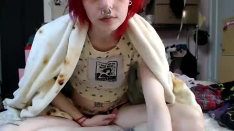 Snapshot of devilg1rl chatting on 06-11-26, 12:32 poutyangel online show from 06-11-26, 12:32
