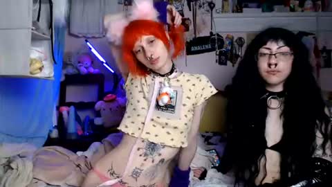 Snapshot of devilg1rl chatting on 08-04-26, 10:40 poutyangel online show from 08-04-26, 10:40