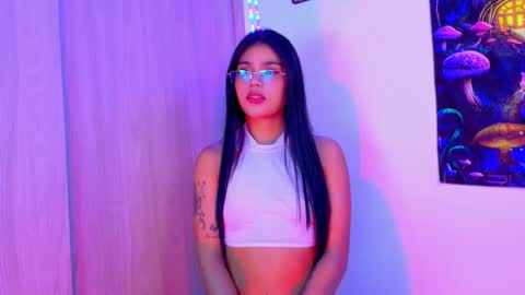 Snapshot of devours_fire chatting on 10-28-25, 09:06 Sara 3 online show from 10-28-25, 09:06