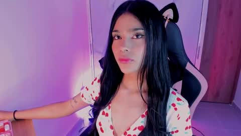 Snapshot of devours_fire chatting on 05-18-26, 01:35 Sara 3 online show from 05-18-26, 01:35