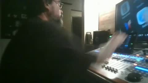 Snapshot of dexterbanana chatting on 06-21-26, 04:04 Mike Sounde online show from 06-21-26, 04:04