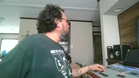 Snapshot of dexterbanana chatting on 06-21-26, 09:28 Mike Sounde online show from 06-21-26, 09:28