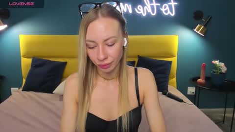 Snapshot of diana_garrett chatting on 09-27-25, 01:32 Diana  online show from 09-27-25, 01:32