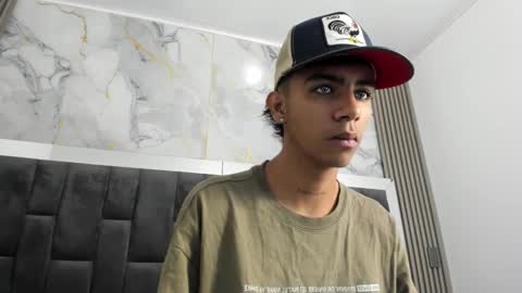 dikey_18 online show from 02-14-25, 08:37