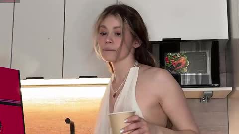 Snapshot of dipamellyy chatting on 04-28-26, 03:22 Diana online show from 04-28-26, 03:22