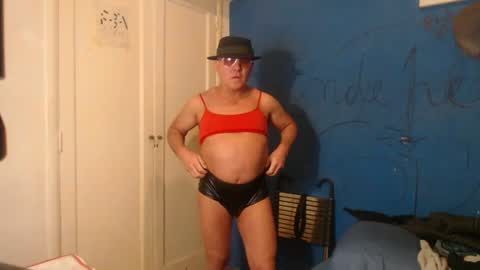 Snapshot of director518538 chatting on 07-07-26, 08:18 Fabi-cross online show from 07-07-26, 08:18