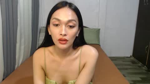 Snapshot of divina_graciaxx chatting on 11-15-25, 03:37 DIVINA online show from 11-15-25, 03:37