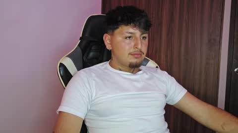 Snapshot of djsex_yerknox chatting on 06-11-26, 02:53 yerknox online show from 06-11-26, 02:53