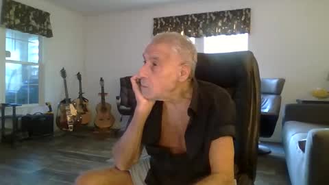 dogluc7 online show from 12-30-24, 08:15