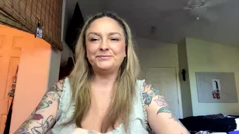 Snapshot of dolandoll36 chatting on 10-27-25, 11:20 Strawberry  online show from 10-27-25, 11:20