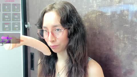 Snapshot of doll_bella_ chatting on 01-10-25, 08:37 Bella online show from 01-10-25, 08:37