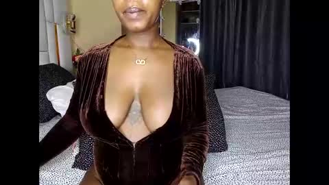 Snapshot of dolllux_gee chatting on 06-10-26, 12:11 Gee Independent Model EATUTC3 11PM-3AM 2AM-6AM online show from 06-10-26, 12:11