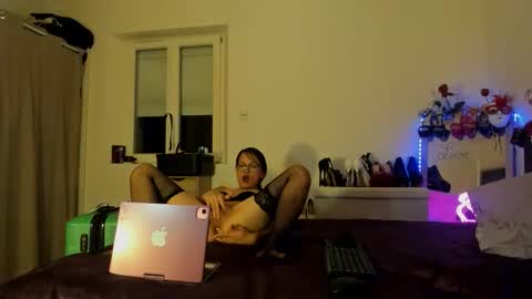 dolly2425 online show from 04-08-26, 09:48