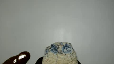 Snapshot of domina_veloura27 chatting on 06-07-26, 09:35 laura online show from 06-07-26, 09:35