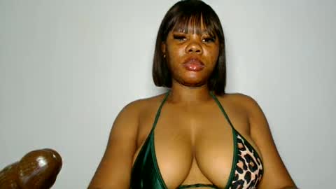 Snapshot of domina_veloura27 chatting on 06-11-26, 07:06 laura online show from 06-11-26, 07:06