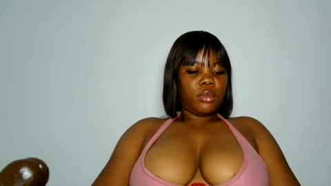Snapshot of domina_veloura27 chatting on 06-12-26, 11:46 laura online show from 06-12-26, 11:46