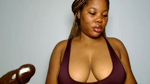 Snapshot of domina_veloura27 chatting on 07-12-26, 11:23 laura online show from 07-12-26, 11:23