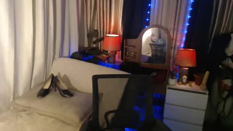 Snapshot of dominantrix_diannaxxx chatting on 12-16-24, 02:15 diana online show from 12-16-24, 02:15