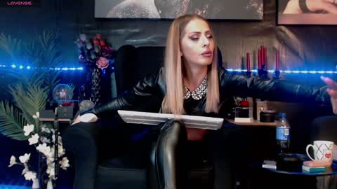 Snapshot of dominatrixeve chatting on 01-10-25, 12:27 Dominatrix Eve online show from 01-10-25, 12:27
