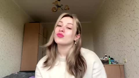Mia online show from 04-30-26, 08:09