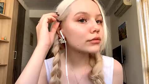 Snapshot of donnettakeblish chatting on 10-17-25, 11:24 Stella online show from 10-17-25, 11:24