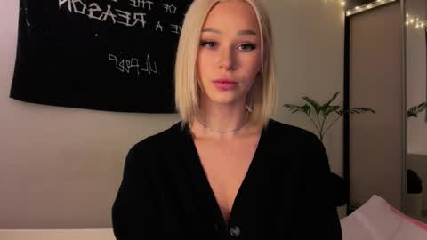 Snapshot of doublesees chatting on 04-27-26, 01:42 MOLLYYYY dont forget to give me a thumb up online show from 04-27-26, 01:42