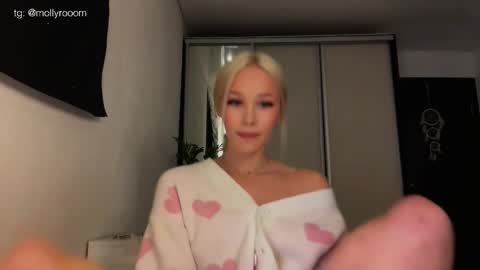 Snapshot of doublesees chatting on 05-31-26, 01:18 MOLLYYYY dont forget to give me a thumb up online show from 05-31-26, 01:18