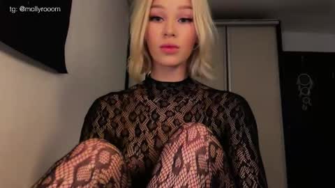 Snapshot of doublesees chatting on 06-01-26, 02:19 MOLLYYYY dont forget to give me a thumb up online show from 06-01-26, 02:19