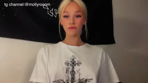 Snapshot of doublesees chatting on 06-12-26, 03:16 MOLLYYYY dont forget to give me a thumb up online show from 06-12-26, 03:16