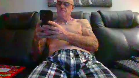 Snapshot of doum1122 chatting on 11-18-25, 12:49 doum1122 online show from 11-18-25, 12:49