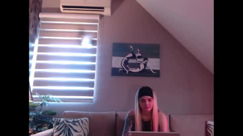 Snapshot of dreamcatcherfantasy chatting on 02-21-25, 08:07 A girl online show from 02-21-25, 08:07