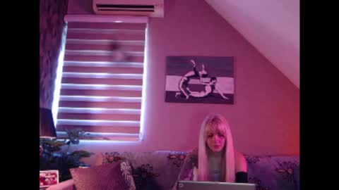Snapshot of dreamcatcherfantasy chatting on 02-28-25, 09:15 A girl online show from 02-28-25, 09:15