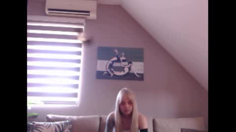Snapshot of dreamcatcherfantasy chatting on 03-10-25, 10:59 A girl online show from 03-10-25, 10:59