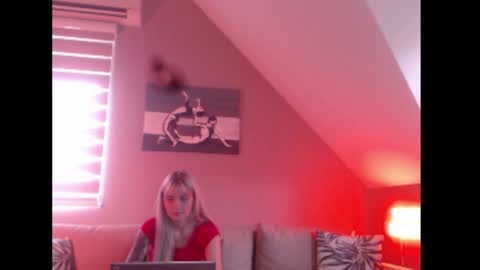 Snapshot of dreamcatcherfantasy chatting on 09-30-25, 07:24 A girl online show from 09-30-25, 07:24