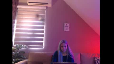 Snapshot of dreamcatcherfantasy chatting on 03-27-26, 07:58 A girl online show from 03-27-26, 07:58