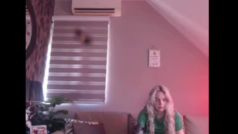 Snapshot of dreamcatcherfantasy chatting on 04-24-26, 07:33 A girl online show from 04-24-26, 07:33