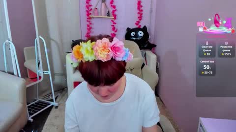 Snapshot of dreammyluna chatting on 10-16-25, 08:32 Luna online show from 10-16-25, 08:32