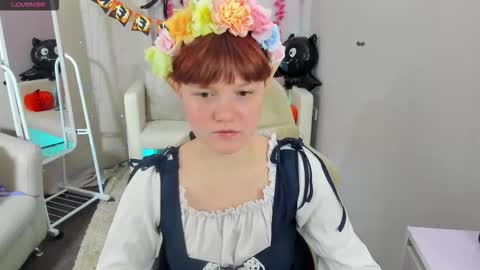 Snapshot of dreammyluna chatting on 10-18-25, 08:42 Luna online show from 10-18-25, 08:42
