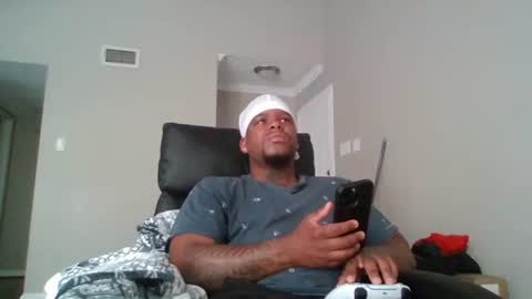 Snapshot of dsmoov_ chatting on 10-27-25, 05:06 SmoovFanz online show from 10-27-25, 05:06