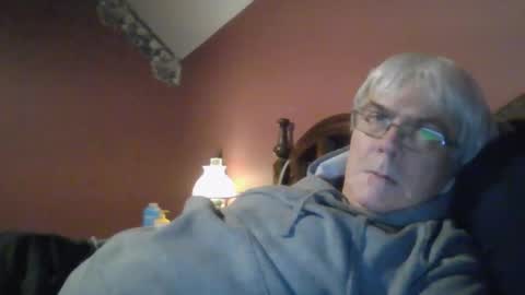 Snapshot of dug38 chatting on 10-09-25, 04:05 Doug online show from 10-09-25, 04:05